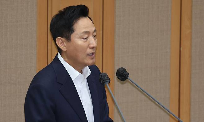 오세훈 서울시장이 11일 서울 중구 서울시의회에서 열린 제331회 정례회 시정질문에 참석, 토지거래허가제와 관련한 질문에 답하고 있다. 연합뉴스
