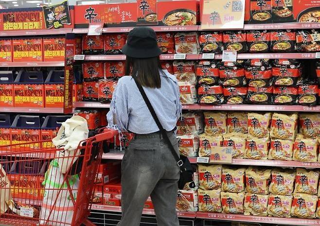 한 대형마트의 라면코너. 연합뉴스