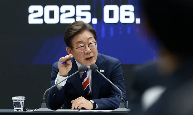 이재명 대통령이 11일 서울 영등포구 한국거래소에서 열린 주식시장 불공정거래 근절을 위한 현장 간담회에서 참석자 질문에 답하고 있다. 뉴시스