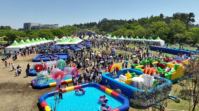 전남 방문의 달 기간 해남 우항리공룡박물관서 열린&nbsp;공룡대축제 잔디광장 주무대. 전남도 제공