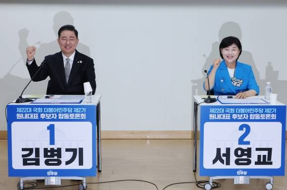 10일 서울 여의도 국회 의원회관에서 열린 더불어민주당 제22대 국회 2기 원내대표 후보 합동 토론회에서 김병기(왼쪽)·서영교 후보가 본격적인 토론에 앞서 취재진 카메라를 향해 파이팅 포즈를 취하고 있다. 2025.6.10. 연합뉴스