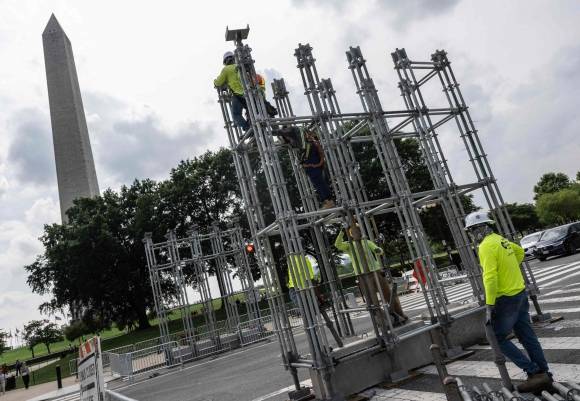 트럼프, 열병식에 군인 동원 - 9일(현지시간) 미국 워싱턴DC 내셔널몰에서 미 육군 창설 250주년과 도널드 트럼프 대통령의 79세 생일을 기념해 오는 14일 열리는 열병식 행사를 준비하는 인부들의 모습. 열병식에는 에이브럼스 전차 28대, 스트라이커 장갑차 28대, 군인 6600명이 참여할 예정이다. 워싱턴DC AFP 연합뉴스