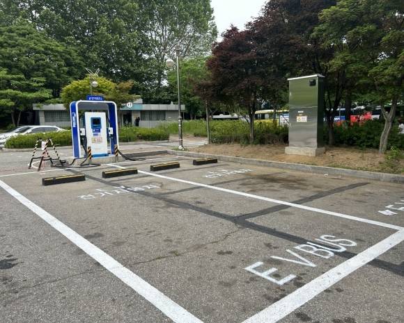 서울 동작주차공원에 있는 주차장에 설치된 전기차 충전소. 일반 차량은 물론 마을버스도 충전할 수 있다. 동작구 제공