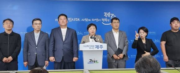 제주도와 동복리 마을회 관계자들이 11일 오전 제주도청 기자실에서 쓰레기 반입 재개와 관련 기자회견을 열고 합의문을 공개하며 기자들의 질의·응답에 답하고 있다. 제주 강동삼 기자