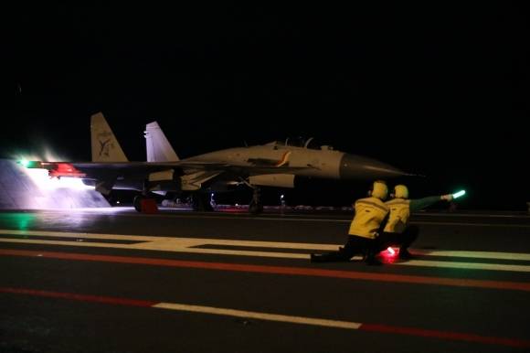 중국 해군 항공모함에서 이륙하는 J-15 전투기. 출처=중국 해군