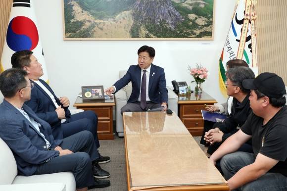 오영훈 지사가 11일 오전 도청 집무실에서 김병수 동복리장을 비롯한 동복리 마을회 관계자들과 면담을 갖고 있다. 제주도 제공