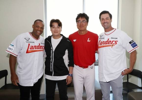 아드리안 벨트레가 11일 인천 SSG퓨처스필드에서 열린 미국 메이저리그(MLB) 레전드 멘토링 데이에 참석하고 있다. 왼쪽부터 벨트레, 추신수 SSG 구단주 보좌역, 박정원 SSG 2군 감독,  콜 해멀스. SSG 랜더스 제공