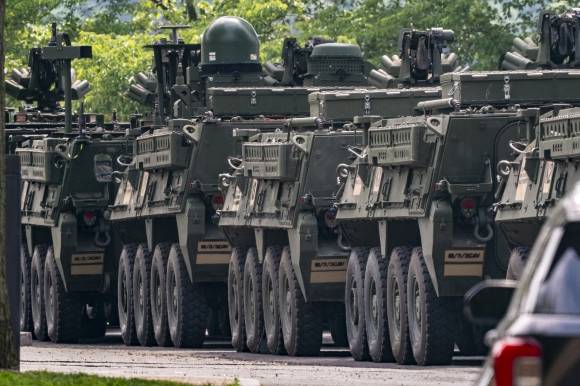 2025년 6월 10일(현지시간) 미국 워싱턴 DC에서 열리는 미 육군 창설 250주년 기념 군사 퍼레이드에 앞서 군용 차량들이 행사 구역으로 이동하고 있다. UPI 연합뉴스