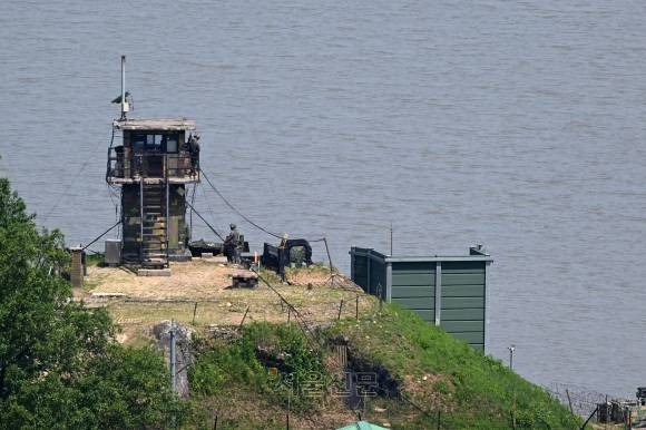 경기 파주시 탄현면 우리 군 초소 앞에 대북 확성기 가람막이 설치된 모습. 2024.6.9. 도준석 전문기자