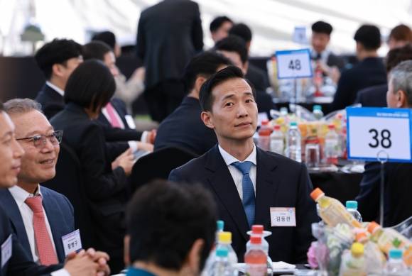 중소기업인대회 참석한 김동관 한화 부회장 - 김동관 한화 부회장이 23일 서울 용산 대통령실 잔디마당에서 열린 ‘2024 대한민국 중소기업인대회’에 참석하고 있다. 2024.5.23. 연합뉴스