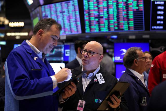 미국 뉴욕 뉴욕증권거래소에서 트레이더들이 업무를 보고 있다. 로이터연합뉴스
