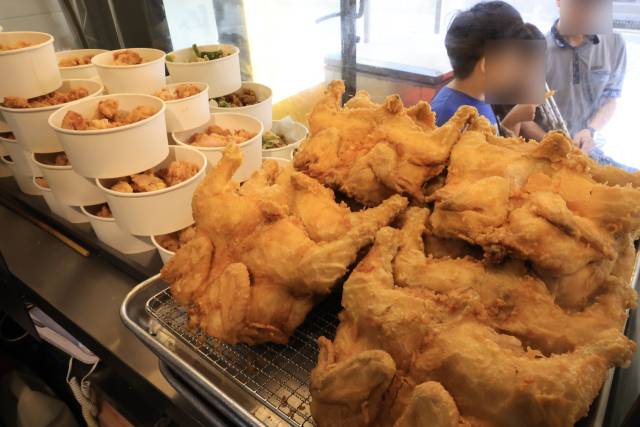 서울 강남구 한 치킨집에 지난달 25일 국내산 닭으로 만든 옛날통닭이 진열되어 있다. 연합뉴스