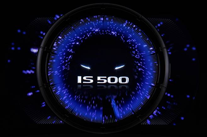 렉서스 IS 특유의 'LFA 타입의 클러스터'