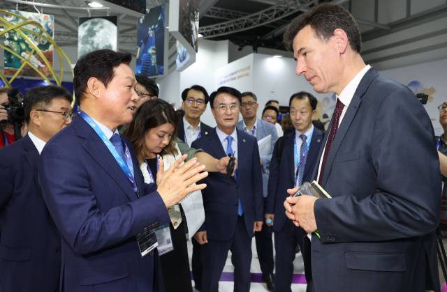 박완수(왼쪽 첫 번째) 경남도지사가 2023년 6월 19일 프랑스 항공우주 산업전에서 필립밥티스트 프랑스국립우주연구센터(CNES)의장과 면담을 나누고 있다. 사진 제공=경남도