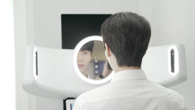 한 고객이 브리즘의 얼굴 스캔 검사를 받고 있다. /사진 제공=브리즘