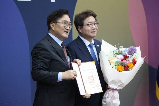 염태영(오른쪽) 더불어민주당 의원이 11일 국회에서 열린 ‘제5회 대한민국 국회 의정대상 시상식’에서 우원식 국회의장과 기념 촬영을 하고 있다. 염태영 의원실 제공
