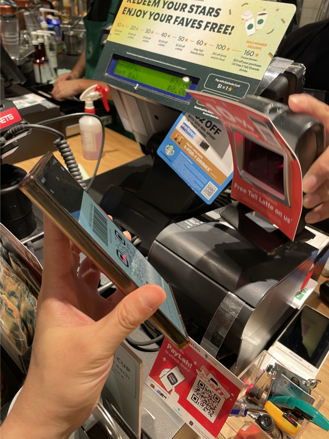 서울경제신문 기자가 싱가포르 현지인과 동행해 싱가포르달러 연동 스테이블코인인 XSGD로 결제를 진행하는 모습. 신중섭 기자