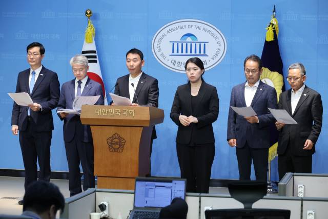 더불어민주당 의원들이 11일 오전 서울 여의도 국회 소통관에서 검찰 개혁 관련 기자회견을 열고 검찰청법 폐지 법안, 공소청 신설 법안 등 발의한 법안들에 대해 설명하고 있다. 2025.6.11 뉴스1