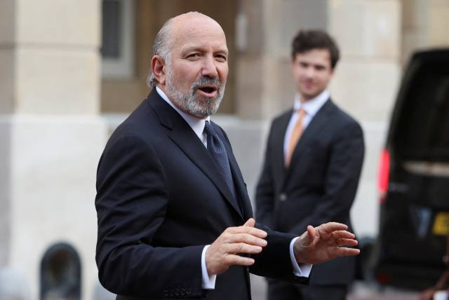 하워드 러트닉 미 상무장관이 10일(현지 시간) 영국 런던에서 열린 미중 2차 고위급 무역회담에서 기자들의 질문에 답하고 있다. 로이터연합뉴스