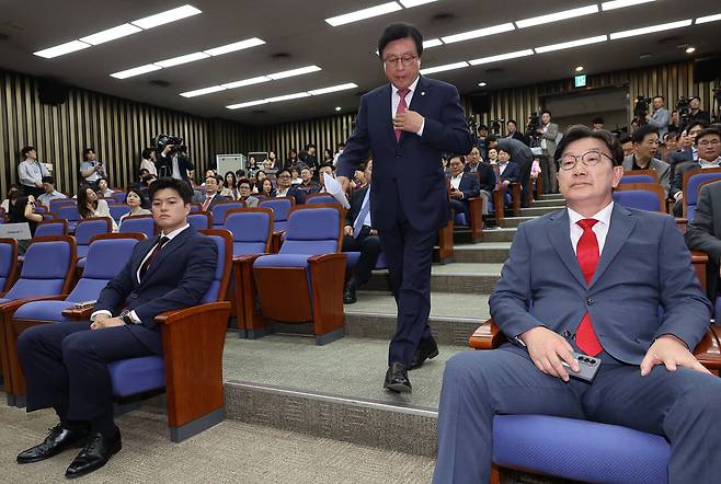 국민의힘 김용태 비상대책위원장(왼쪽)과 원내대표직 사퇴를 선언한 국민의힘 권성동 원내대표가 6월9일 서울 여의도 국회에서 열린 의원총회에 참석해 있다. ⓒ연합뉴스