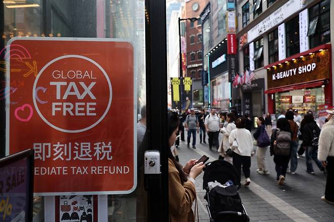 경색됐던 한·중 관계가 회복 물살을 탄 가운데, 엔터·관광·뷰티 관련 기업 주가가 크게 오르고 있다. 사진은 서울 명동 거리 ⓒ연합뉴스