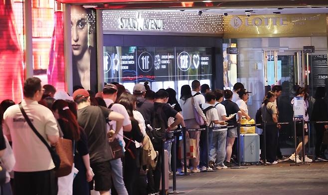 서울 시내 한 면세점 앞에 관광객들이 입장을 위해 긴 줄을 서고 있다. ⓒ연합뉴스