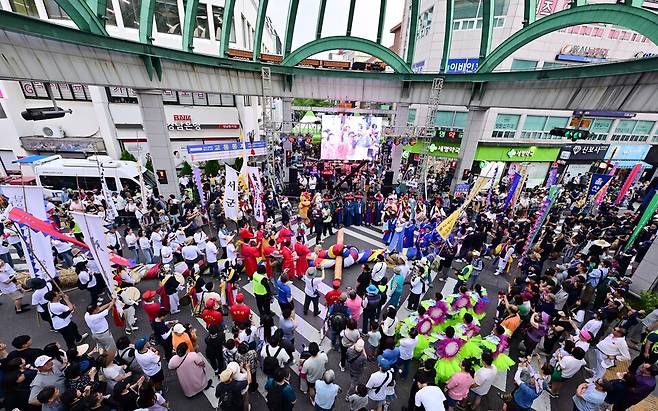 '2025 태화강마두희축제'가 6월 13일부터 6월 15일까지 울산 중구 성남동 및 태화강변 일원에서 성대하게 펼쳐진다. 2024 태화강마두희축제 큰줄당기기 ⓒ울산중구청