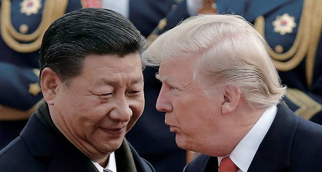 2017년 11월9일 도널드 트럼프 대통령(오른쪽)이 베이징 인민대회당에서 열린 환영식 중 시진핑 중국 국가주석과 대화하고 있다. ⓒAP 연합