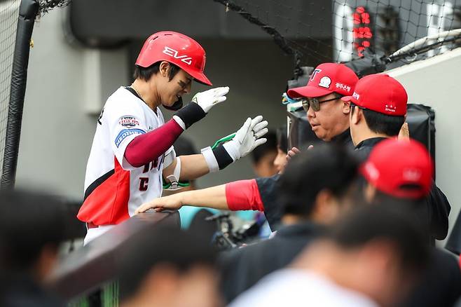 &nbsp;KIA 박찬호(왼쪽)는 10일 광주 삼성전에서 3타수 무안타로 부진했다. 그는 경기가 끝난 뒤 특타를 진행하며 반등의 의지를 보였다. 사진제공｜KIA 타이거즈