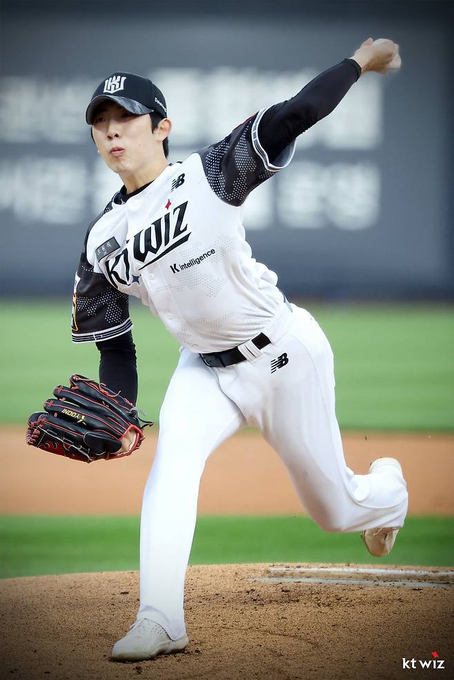 KT 오원석이 10일 수원KT위즈파크에서 열린 롯데와 홈경기에 선발등판해 역투하고 있다. 사진제공|KT 위즈