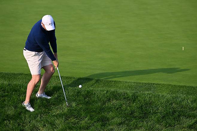 로리 매킬로이가 11일  US오픈 개막을 앞두고 미국 펜실베이니아주 오크몬트 컨트리클럽에서 가진 연습라운드 도중 러프에서 샷을 하고 있다. 게티이미지코리아