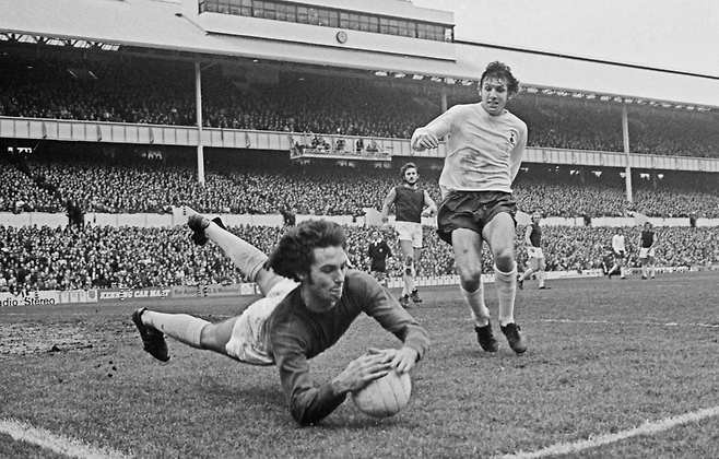 웨스트햄 유나이티드 골키퍼 머빈 데이가 1973년 12월29일 토트넘 홋스퍼 슈팅을 맨손으로 잡고 있다.  게티이미지