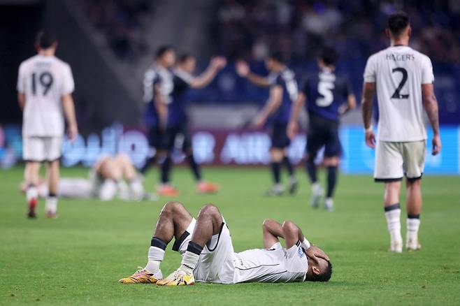 인도네시아 선수들이10일 일본전 0-6 완패 후 낙담하고 있다. AFP연합뉴스