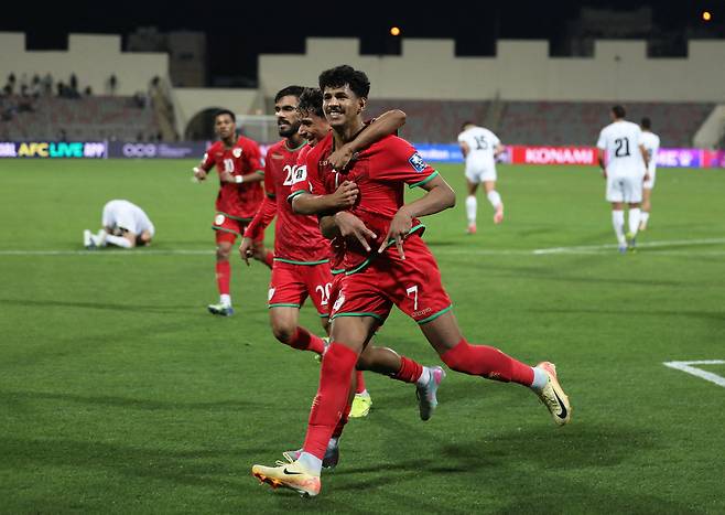 오만 알 수비가 11일 북중미월드컵 아시아 3차예선 팔레스타인전에서 종료 직전 페널티킥골을 넣은 뒤 동료들과 기뻐하고 있다. 로이터연합뉴스