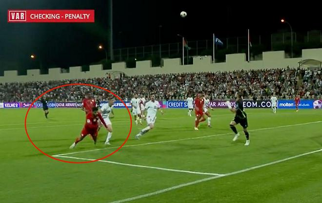 오만 공격수가 11일 팔레스타인전에서 후반 종료 직전 페널티박스 안에서 넘어지고 있다. 석연찮은 동작에 주심은 페널티킥을 선언했다.  중게화면 캡처