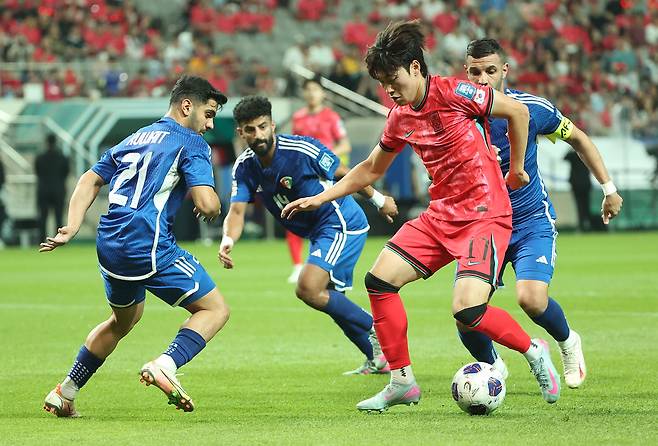 10일 서울월드컵경기장에서 열린 2026 북중미 월드컵 아시아 3차 예선 최종전 한국과 쿠웨이트의 경기. 한국 배준호가 수비를 돌파하고 있다. 연합뉴스