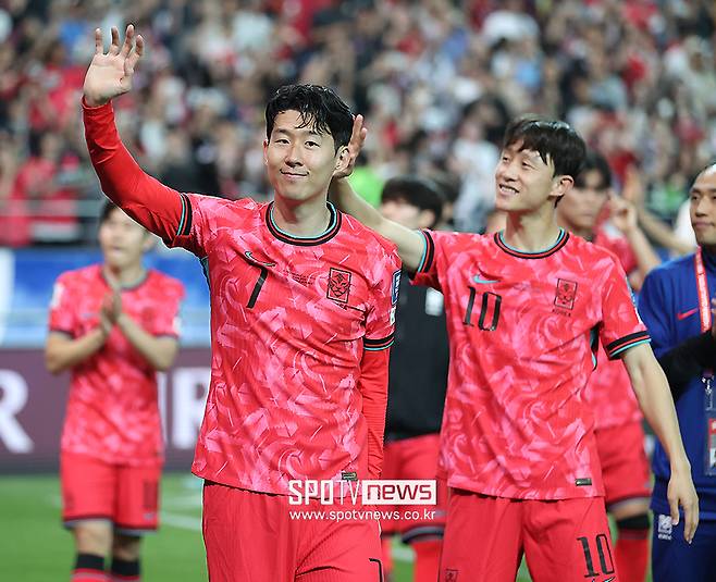 손흥민은 서울월드컵경기장에서 열린 쿠웨이트와 ‘2026 국제축구연맹(FIFA) 북중미 월드컵 아시아 3차 예선’ 최종전에서 후반 28분 교체 출전해 팀의 4-0 완승을 함께했다. 부담은 없었던 경기였다. 한국은 이라크 원정길에서 승점 3점을 확보해 최소 조 2위를 확정하면서 북중미 월드컵 본선 직행에 성공했다. 쿠웨이트전까지 4-0으로 이기면서 무패 행진으로 북중미행에 탑승하게 됐다. 다만 손흥민은 "몸 상태는 아시다시피 100%가 아니다. 한국에서 하는 경기인 만큼, 축구 팬분들에게 분명히 감사 인사를 드리고 싶었다. 무리한 부분이 있었다"라고 말했다 &nbsp;ⓒ곽혜미 기자