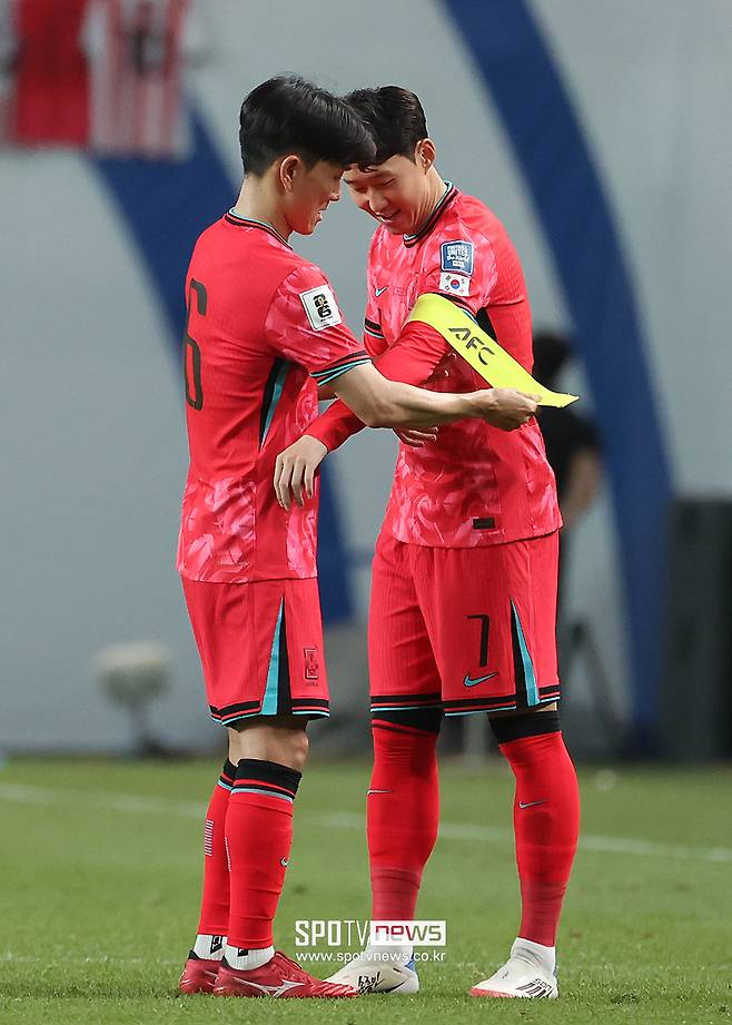 손흥민은 서울월드컵경기장에서 열린 쿠웨이트와 ‘2026 국제축구연맹(FIFA) 북중미 월드컵 아시아 3차 예선’ 최종전에서 후반 28분 교체 출전해 팀의 4-0 완승을 함께했다. 부담은 없었던 경기였다. 한국은 이라크 원정길에서 승점 3점을 확보해 최소 조 2위를 확정하면서 북중미 월드컵 본선 직행에 성공했다. 쿠웨이트전까지 4-0으로 이기면서 무패 행진으로 북중미행에 탑승하게 됐다. 다만 손흥민은 "몸 상태는 아시다시피 100%가 아니다. 한국에서 하는 경기인 만큼, 축구 팬분들에게 분명히 감사 인사를 드리고 싶었다. 무리한 부분이 있었다"라고 말했다 &nbsp;ⓒ곽혜미 기자