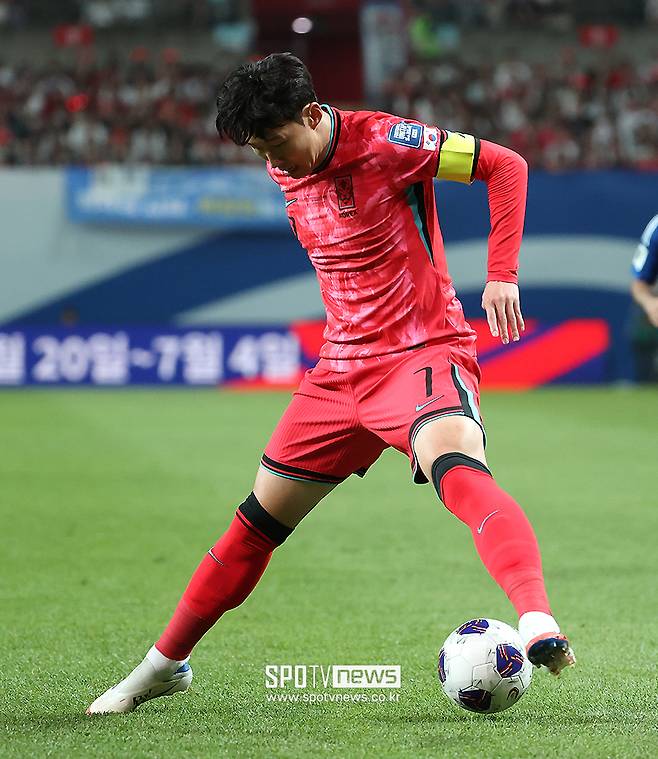 ▲ 손흥민은 서울월드컵경기장에서 열린 쿠웨이트와 ‘2026 국제축구연맹(FIFA) 북중미 월드컵 아시아 3차 예선’ 최종전에서 후반 28분 교체 출전해 팀의 4-0 완승을 함께했다. 부담은 없었던 경기였다. 한국은 이라크 원정길에서 승점 3점을 확보해 최소 조 2위를 확정하면서 북중미 월드컵 본선 직행에 성공했다. 쿠웨이트전까지 4-0으로 이기면서 무패 행진으로 북중미행에 탑승하게 됐다. 다만 손흥민은 "몸 상태는 아시다시피 100%가 아니다. 한국에서 하는 경기인 만큼, 축구 팬분들에게 분명히 감사 인사를 드리고 싶었다. 무리한 부분이 있었다"라고 말했다  ⓒ곽혜미 기자