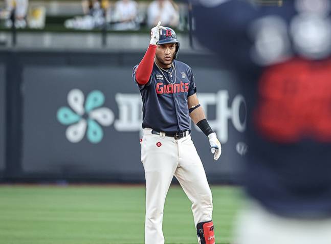 10일 경기에서 3타점 적시타를 친 레이예스. /사진=롯데 자이언츠