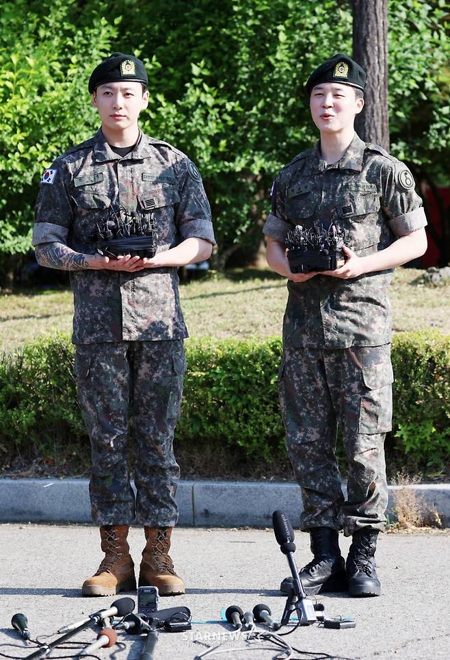 육군 5사단 포병여단에서 복무를 마친 BTS 정국, 지민이 11일 오전 경기 연천군 연천공설운동장에서 전역 소감을 전하고 있다./2025.06.11 /사진=김휘선 hwijpg@