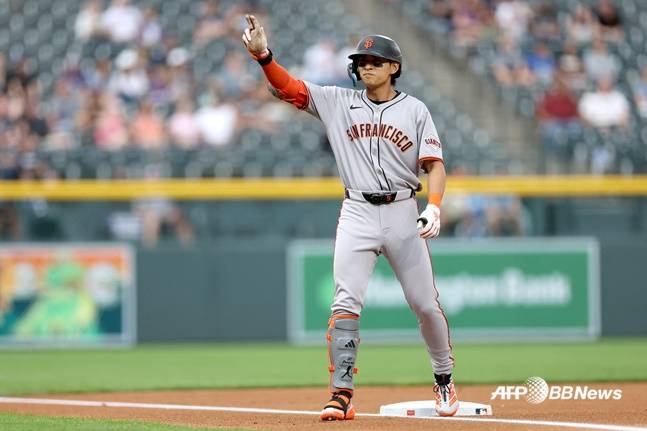 샌프란시스코 이정후가 11일(한국시간) 콜로라도전에서 1회초 3루타를 친 후 세리머니를 하고 있다. /AFPBBNews=뉴스1