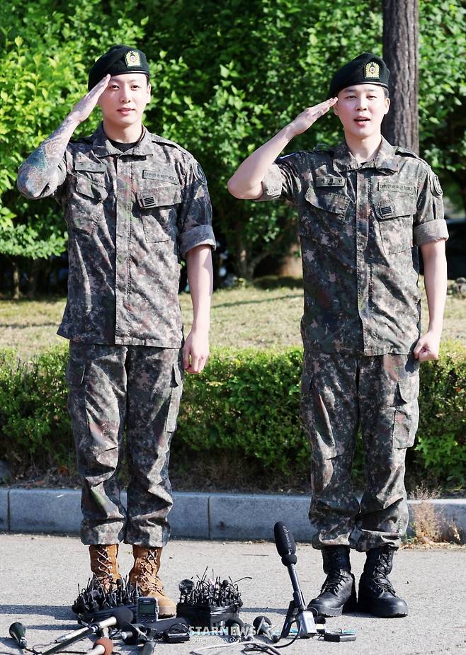 육군 5사단 포병여단에서 복무를 마친 BTS 정국, 지민이 11일 오전 경기 연천군 연천공설운동장에서 경례를 하고 있다./2025.06.11 /사진=김휘선 hwijpg@