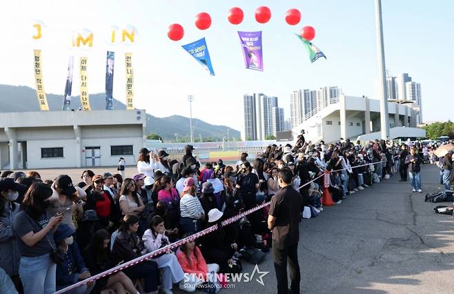 11일 오전 경기 연천군 연천공설운동장에서 팬들이 육군 5사단 포병여단에서 복무를 마친 지민과 정국을 기다리고 있다. /2025.06.11 /사진=김휘선 hwijpg@