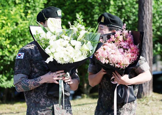 육군 5사단 포병여단에서 복무를 마친 BTS 정국, 지민이 11일 오전 경기 연천군 연천공설운동장에서 팬들에게 인사를 하고 있다./2025.06.11 /사진=김휘선 hwijpg@