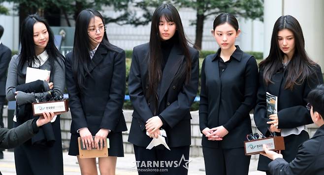 [서울=뉴시스] 추상철 기자 = 그룹 뉴진스(NJZ 하니, 민지, 혜인, 해린, 다니엘)가 7일 오후 서울 서초구 서울중앙지방법원에서 열린 '어도어, 뉴진스 상대 기획사 지위보전 및 광고계약 체결 등 금지 가처분' 심문기일을 마친 후 취재진의 질문에 답변하고 있다. 2025.03.07. scchoo@newsis.com /사진=추상철