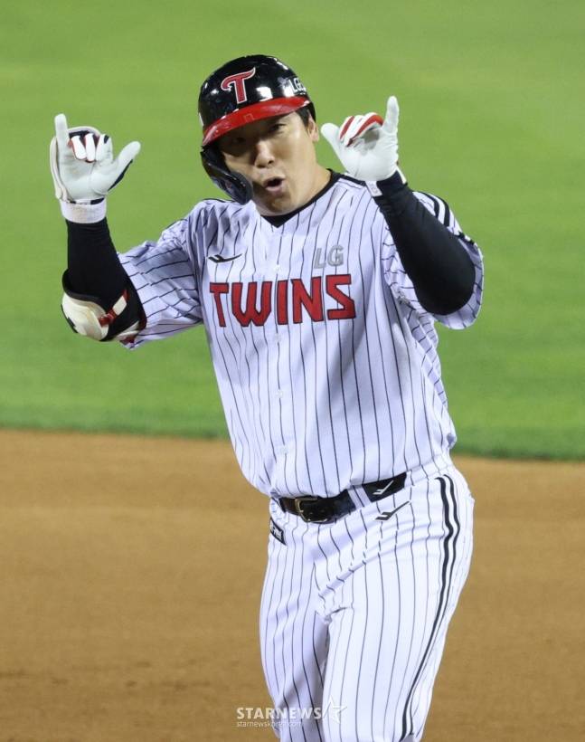 2025 신한 SOL Bank KBO리그 LG 트윈스 대 SSG 랜더스 경기가 11일 서울 잠실야구장에서 열렸다.  LG 김현수가 7회말 1사 3루에서 1타점 역전타를 날리고 출루한 후 세리머니를 하고 있다. /사진=김진경 대기자