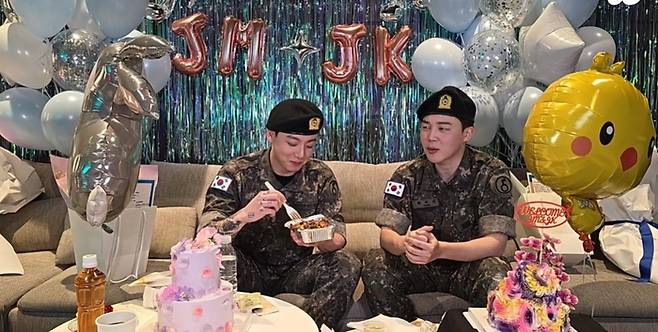 전역 기념 라이브 방송 중인 방탄소년단 정국과 지민. 사진ㅣ위버스 방송 캡처