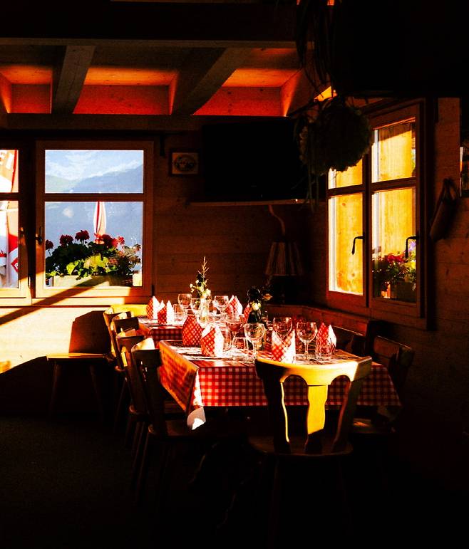 햇볕이 따스하게 내려앉은 그슈타트의 한 레스토랑 실내