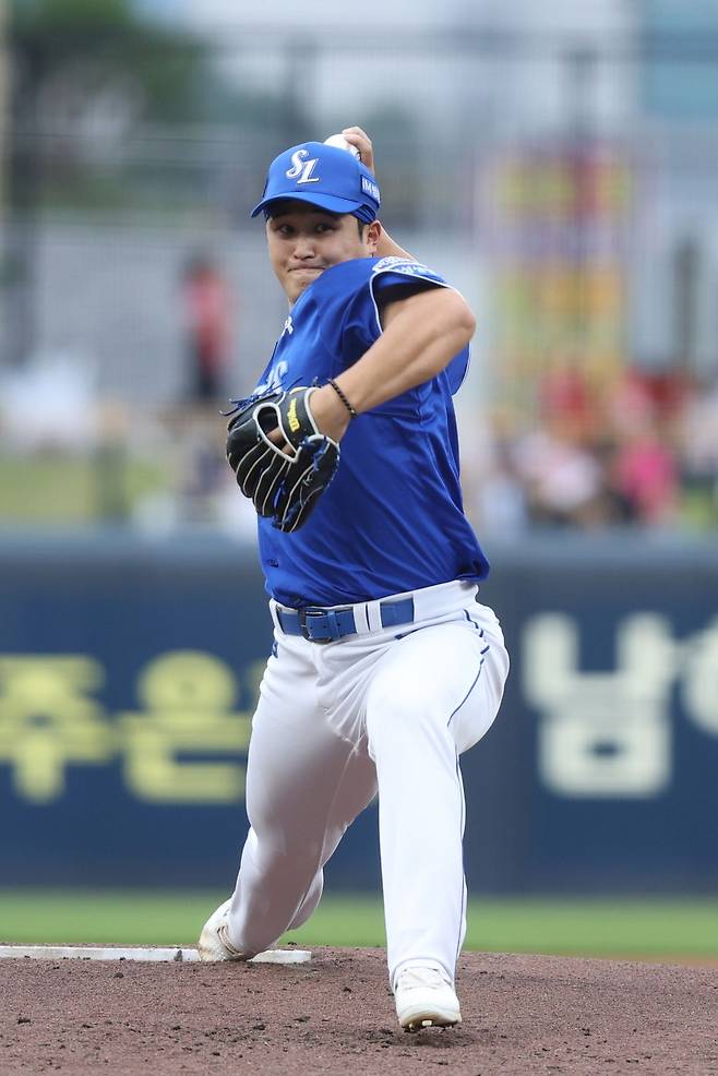 삼성 라이온즈 선발투수 최원태가 10일 광주 KIA 타이거즈전에 선발 등판해 투구하고 있다. 삼성 라이온즈